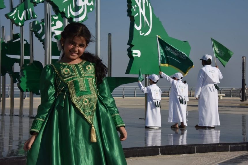 احتفالات بهيجة.. كورنيش الخبر يتوشح بالأخضر احتفاءً باليوم الوطني