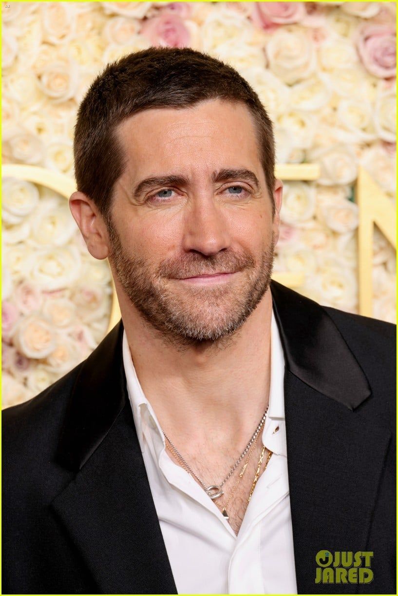 jake-gyllenhaal-jeanne-cadieu-arrive-at-golden-globes-04