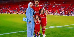 هل تؤثر أسرة محمد صلاح على قراره بالبقاء في ليفربول؟ تفاصيل جديدة عن العرض - اخبارك الان