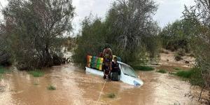 سيدي بوزيد..انقاذ شابين كانا داخل شاحنة جرفتها السيول.. - اخبارك الان