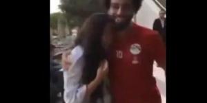 بالفيديو .. محمد صلاح يحتضن معجبة بعد ان بكت لرؤيته - اخبارك الان