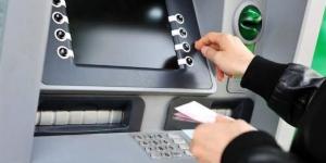 رسوم السحب والاستعلام من ماكينات الصراف الآلي "ATM" في 10 بنوك لعام 2025  - اخبارك الان