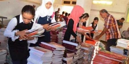 الجيزة تسلم الكتب لطلابها في أول أيام انتظام الدراسة بجميع المراحل - اخبارك الان