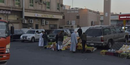 فوضى الباعة الجائلين.. بضائع مجهولة على أسوار سوق الدمام المركزي - اخبارك الان