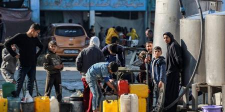 القاهرة الإخبارية: اصطفاف شاحنات المساعدات بالعريش استعدادا لدخولها غزة - اخبارك الان