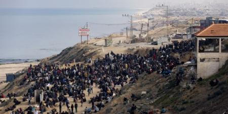 صور| بدء عودة الفلسطينيين إلى شمال قطاع غزة  بعد نزوح استمر 15 شهرًا - اخبارك الان