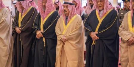 أمير الرياض يؤدي صلاة الميت على الأميرة وطفاء بنت محمد - اخبارك الان