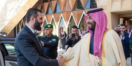 شاهد كيف استقبل ولي العهد السعودي محمد بن سلمان الرئيس السوري أحمد الشرع في الرياض - اخبارك الان