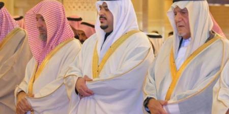 نائب أمير الرياض يؤدي صلاة الميت على الأميرة العنود بنت محمد - اخبارك الان