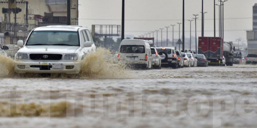 أمطار غزيرة تضرب السعودية وجريان السيول في بعض الأحياء - اخبارك الان