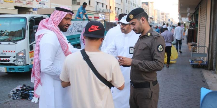 تفاعلًا مع ”اليوم“.. مصادرة أغذية وملابس من الباعة الجائلة بالدمام - اخبارك الان