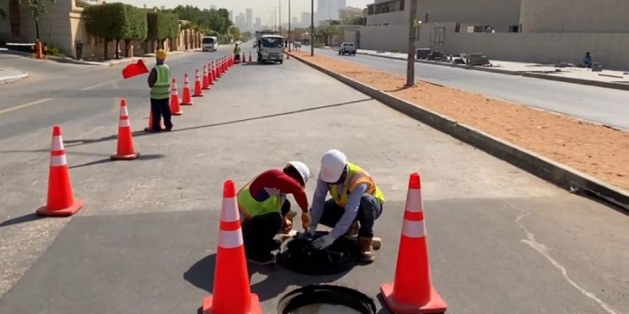 أمانة الرياض تفعّل الأنظمة الذكية في شبكات تصريف السيول بالعاصمة - اخبارك الان