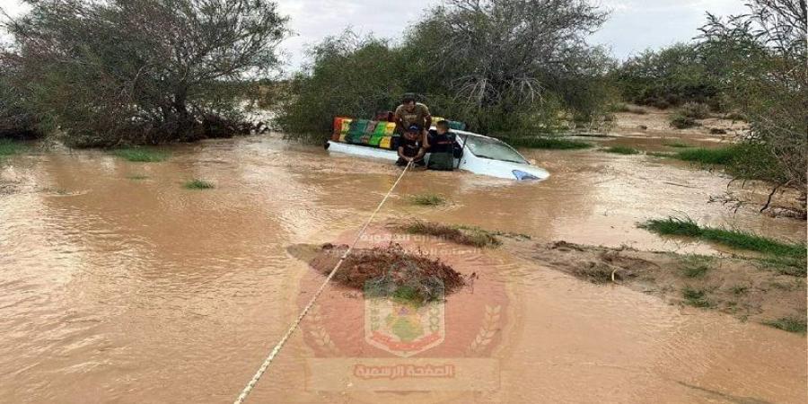 سيدي بوزيد.. انقاذ شابين على متن شاحنة جرفتها مياه وادي كراد - اخبارك الان