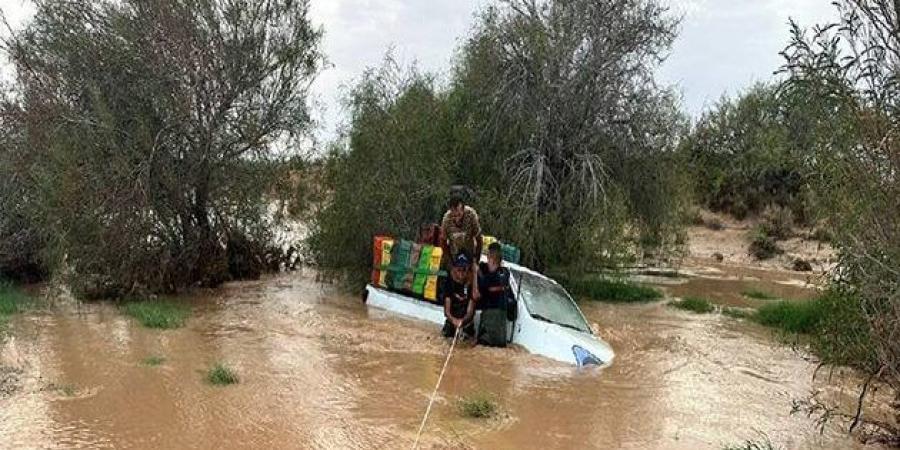 سيدي بوزيد..انقاذ شابين كانا داخل شاحنة جرفتها السيول.. - اخبارك الان