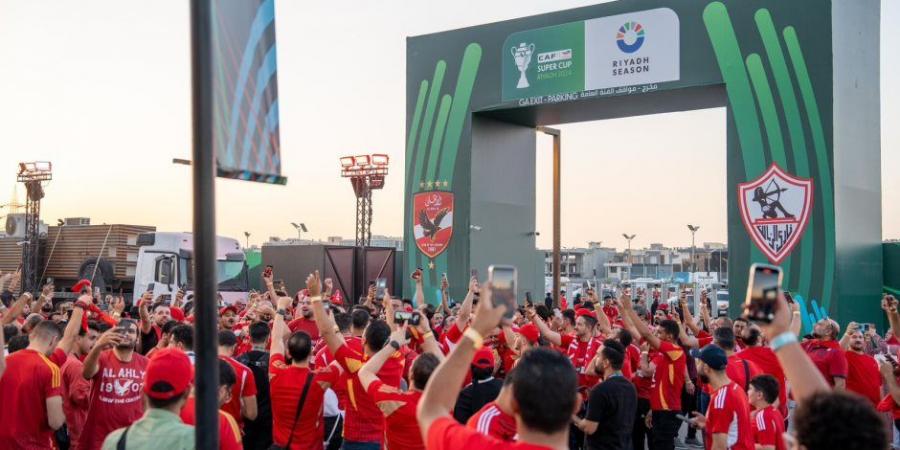 أجواء حماسية ولا أروع.. جماهير الأهلى والزمالك تتوافد على ملعب المملكة أرينا لحضور السوبر الأفريقي (صور) - اخبارك الان