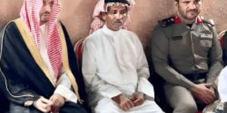 محافظ الخرمة ينقل تعازي أمير مكة ونائبه لأسرة الشهيد الجندي عبدالله مناحي السبيعي - اخبارك الان