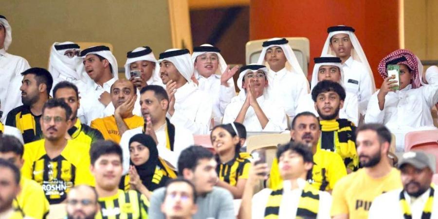 وفد مركز أجيال القطري يظهر في مدرجات الاتحاد - اخبارك الان