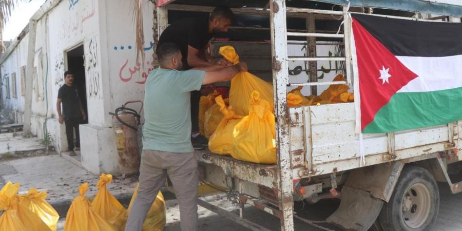 المستشفى الميداني الأردني غزة 79 يوزع مساعدات غذائية على أهالي القطاع - اخبارك الان