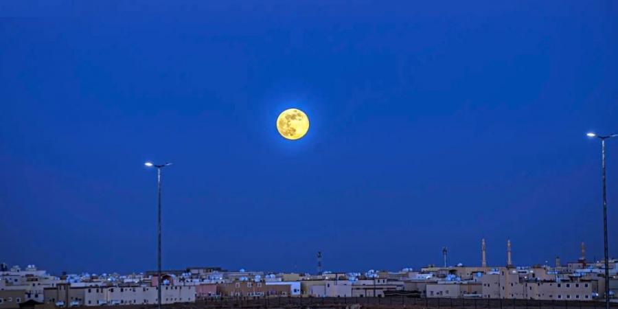 الأخير في 2024.. "القمر البارد" يزين سماء الحدود الشمالية - اخبارك الان