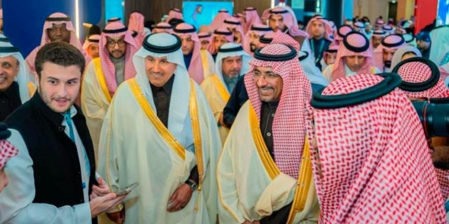 61 مليار ريال.. الخريف يشيد بعائدات المملكة من "إعادة التصدير" - اخبارك الان