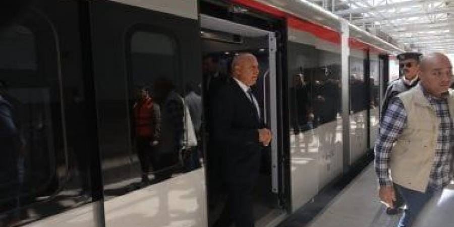 كيف تحصل على تذاكر قطار LRT من ماكينات TVM؟.. فيديو - اخبارك الان