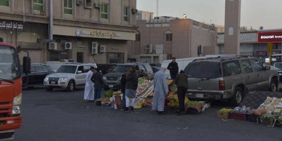 فوضى الباعة الجائلين.. بضائع مجهولة على أسوار سوق الدمام المركزي - اخبارك الان