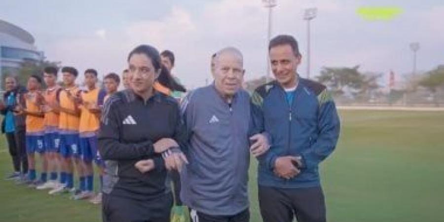 كابيتانو مصر يمنح محمود أبو رجيلة درع البرنامج.. ونصيحة خاصة من "نجم الزمالك" - اخبارك الان