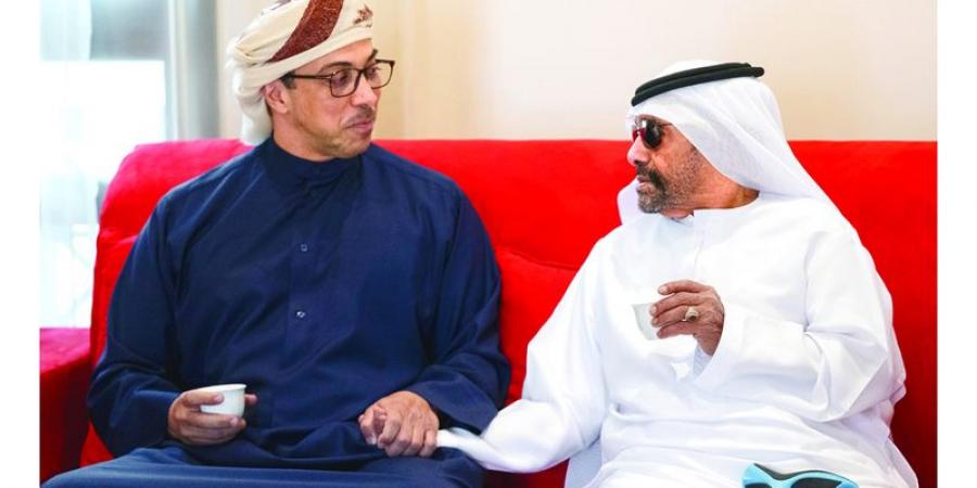 منصور بن زايد يعزي حميد حمد دلموك الظاهري في وفاة زوجته - اخبارك الان