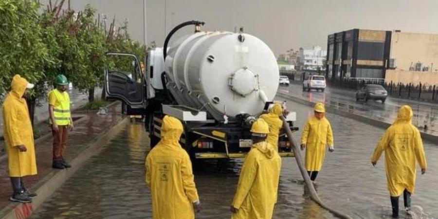 جدة: استنفار للتعامل مع الحالة المطرية و1811 معدة في الشوارع - اخبارك الان