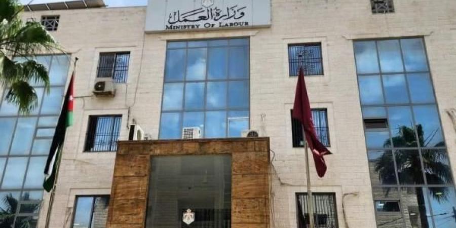 العمل تحدد ضوابط جديدة لتسفير العمالة الوافدة المخالفة - اخبارك الان