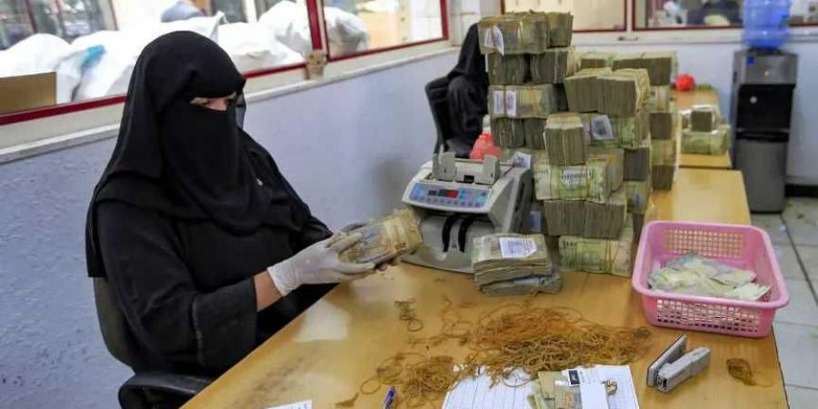 الدولار يتجاوز 2100 .. انهيار كارثي للريال اليمني أمام العملات الأجنبية - اخبارك الان