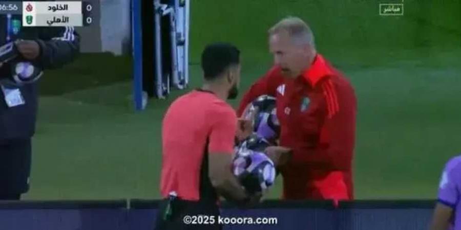 سبب توقف مباراة الاهلي ضد الخلود في الجولة 15 من دوري روشن - اخبارك الان