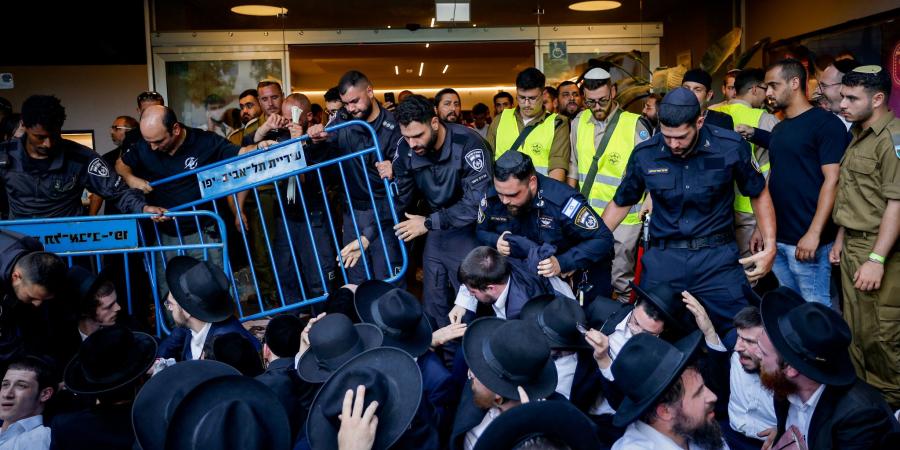 "الموت أفضل".. "حريديم" يتظاهرون ضد تجنيدهم بجيش الاحتلال - اخبارك الان