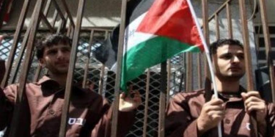 إعلام إسرائيلى: الإفراج عن 600 فلسطينى تجاوز اعتقالهم 15 عاما ضمن الصفقة - اخبارك الان