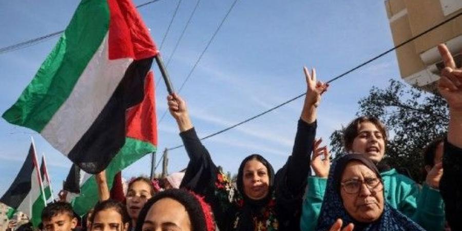 مسيرات في المخيمات الفلسطينية احتفاء بانتهاء حرب الإبادة على غزة - اخبارك الان