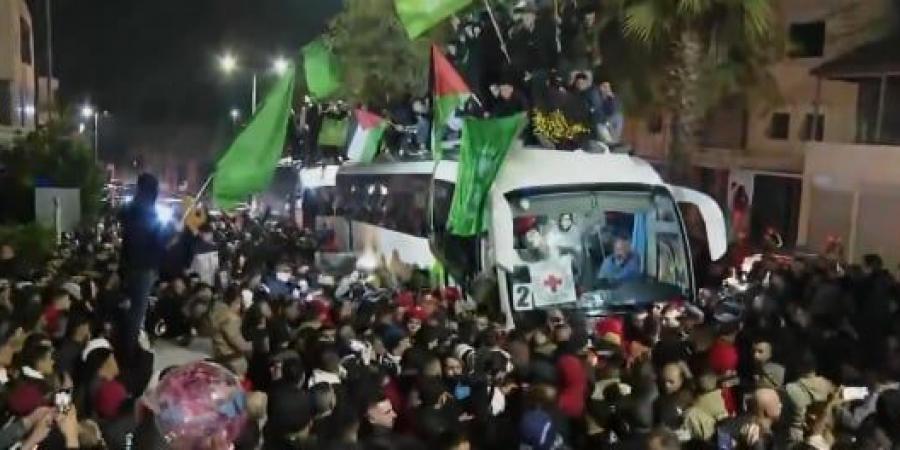 لقطات لاحتفالات فى شوارع الضفة الغربية بعد الإفراج عن الأسرى الفلسطينيين - اخبارك الان