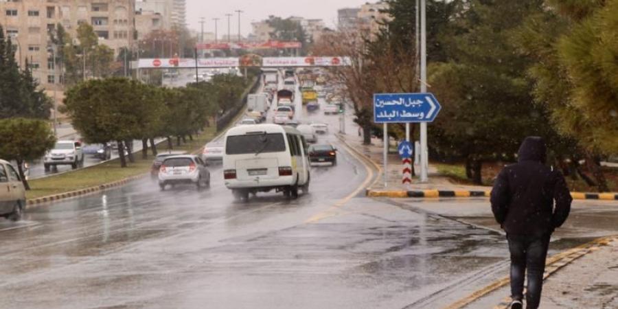 زخات من الأمطار تشهدها الآن بعض أحياء العاصمة عمّان .. فيديو - اخبارك الان