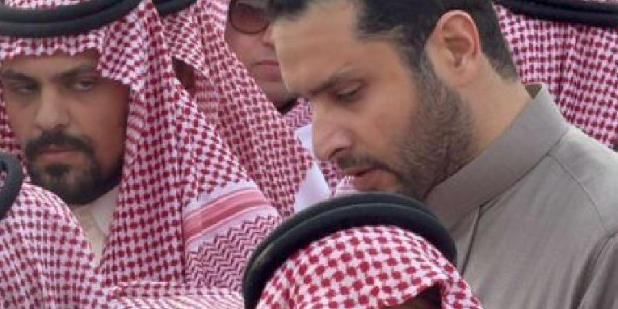 شاهد: تأثر الأمير تركي بن محمد أثناء دفن والده الأمير محمد بن فهد في مقبرة العود - اخبارك الان