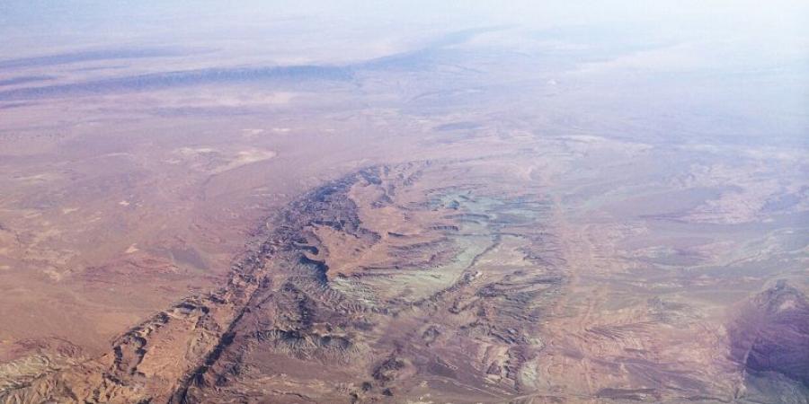 باحثون يكتشفون سبب الانحناء غير العادي لسطح الأرض في العراق - اخبارك الان