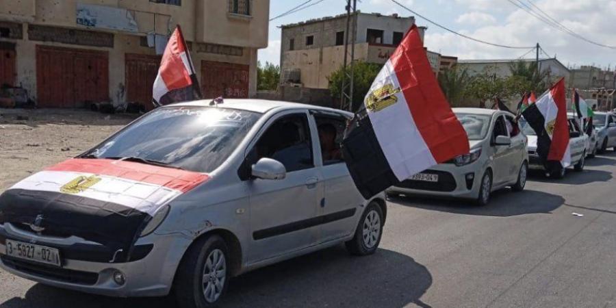 وقفات جماهيرية في شارع صلاح الدين في دير البلح دعماً للموقف المصري برفض تهجير سكان غزة - اخبارك الان