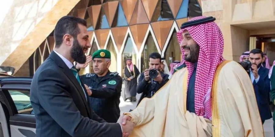 شاهد كيف استقبل ولي العهد السعودي محمد بن سلمان الرئيس السوري أحمد الشرع في الرياض - اخبارك الان