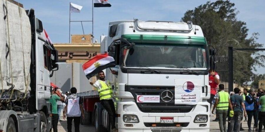 مصدر: إدخال 100 شاحنة مساعدات إنسانية جديدة إلى الفلسطينيين بقطاع غزة - اخبارك الان