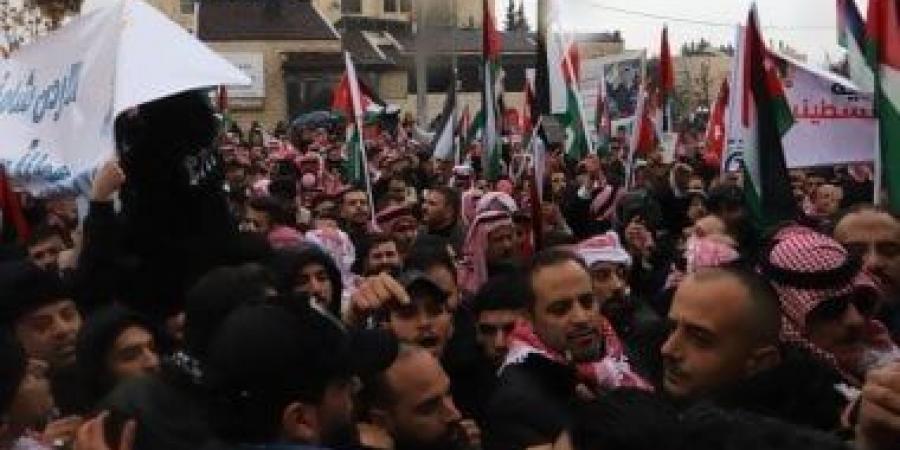 آلاف الأردنيون يتظاهرون رفضا لتهجير الفلسطينيين.. صور - اخبارك الان