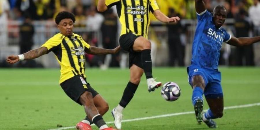 دوري روشن السعودي: اتحاد جدة يدكّ شباك الهلال برباعيّة ويبتعد بالصدارة - اخبارك الان