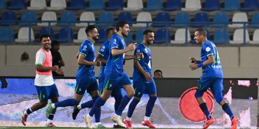 مشادة بين لاعب الفتح وحارس الأخدود عقب المباراة.. ماذا حدث؟ - اخبارك الان