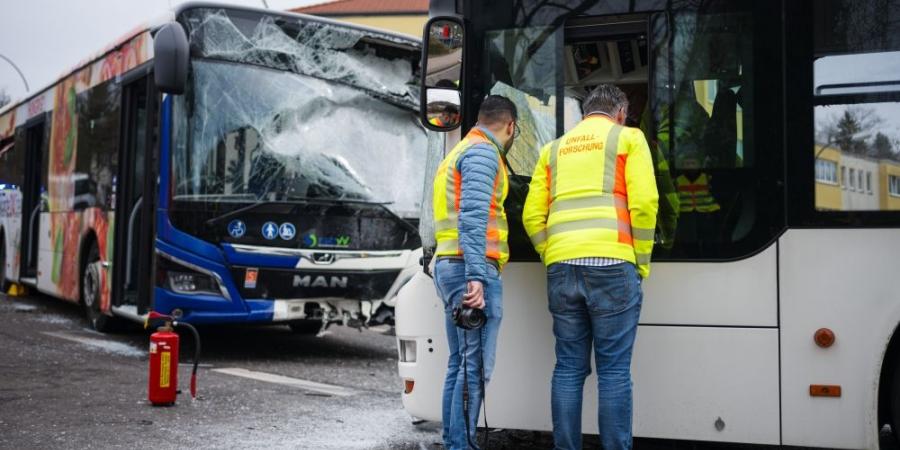 صور| إصابة 30 شخصًا بينهم أطفال في حادث تصادم حافلتين في ألمانيا - اخبارك الان