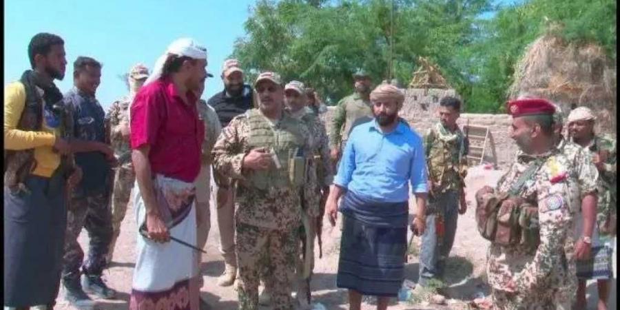 نائب رئيس مجلس القيادة الرئاسي طارق صالح يتفقد خطوط التماس في محور الحديدة - اخبارك الان